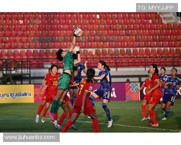 足球场外的心动瞬间：球星们的甜蜜恋爱日常与情感故事