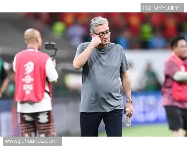 国足球星怒斥主教练战术失误引发球队内部矛盾风波 国足球星怒斥主教练战术失误引发球队内部矛盾风波