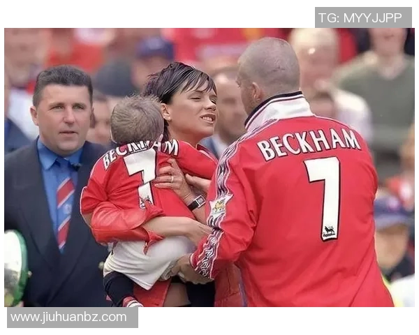 足球巨星携爱子温情亮相赛场父子同框瞬间感动无数球迷